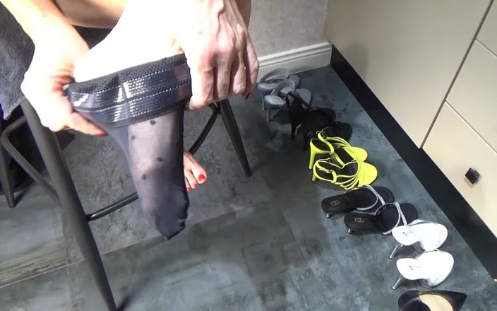AnnaBUST: Trying on Sandals on Fetish Feet
