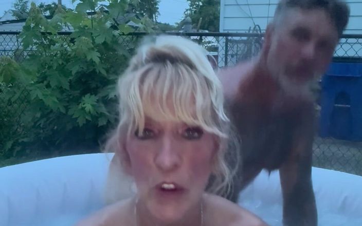 Jenni girl: Momenti sexy nella vasca idromassaggio perversa