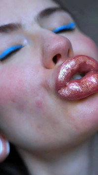 Glamour-girl-kuss mit süßen glänzenden, saftigen lippen