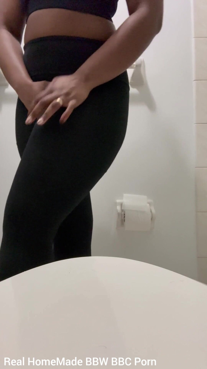 Super sexy ebony cuties: Robię tak, jak mi kazano trzymając moją wee przez cały...