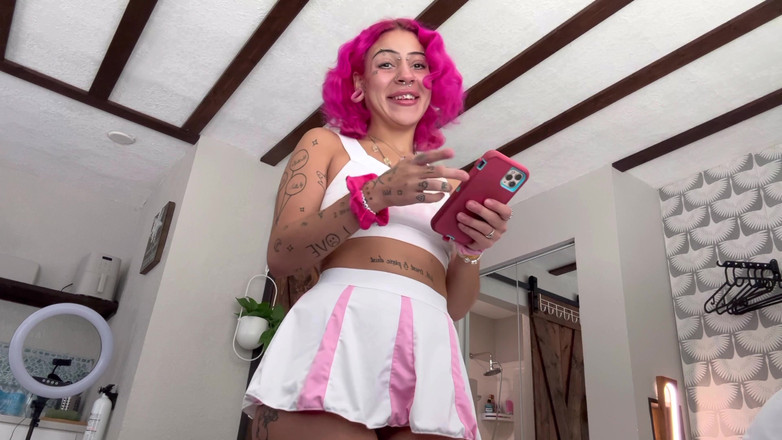 Nali Marie: Ponpon kız gülüyor küçük penis aşağılaması