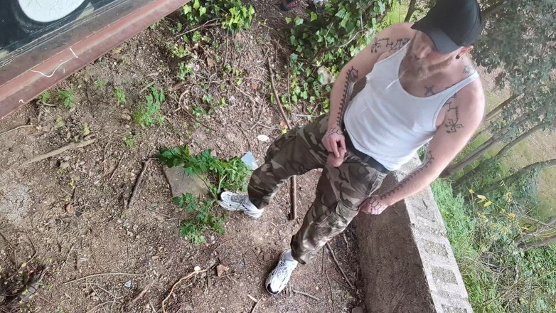 The Bearded Master: Cinzeiro, mijo e pés. Mestre barbudo usando fellball