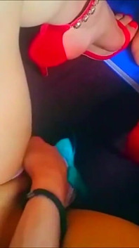 Cewek imut ini lagi asik mainin kaki seksinya