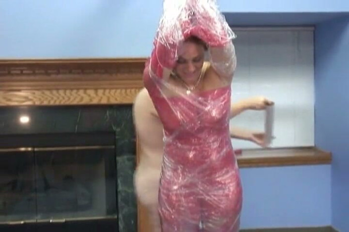 Radical Lesbian: Blonďatá lesbická kundička má robertek při visení ze stropu v...