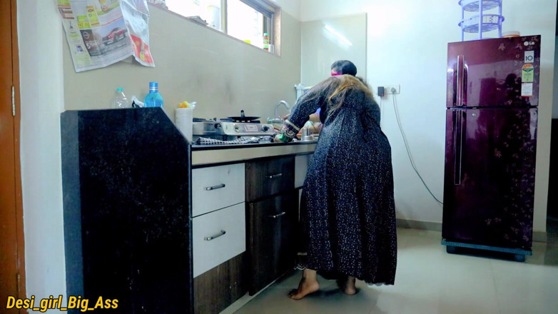 Nadiya: Seks foursome hot di dapur
