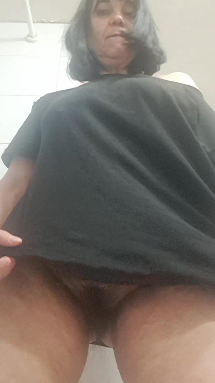 Mommy big hairy pussy: Ehefrau, verführt ihren jungen Liebhaber vor der Kamera