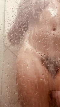 MiLF si riprende mentre si lava la figa pelosa in bagno