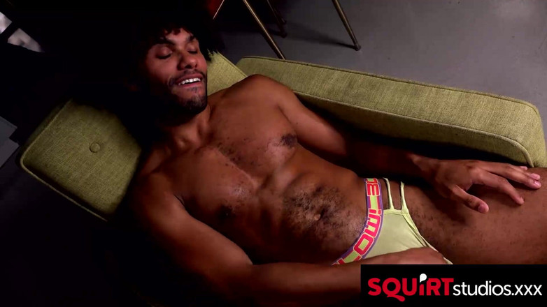 Squirt Studios: Tony genius geme forte mentre scopa il suo giocattolo