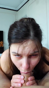 Soție amatoare cu contact vizual complet muie cu înghițire de spermă