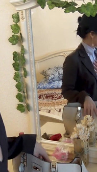 Garip kötü kadın rahatlık için kendini sikiyor.