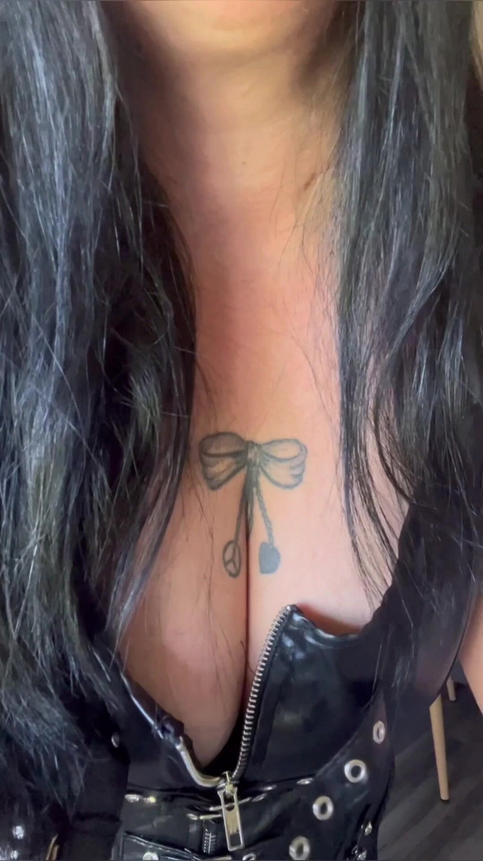 Maitresse Clara: JOI para adoradores del cuero y látex