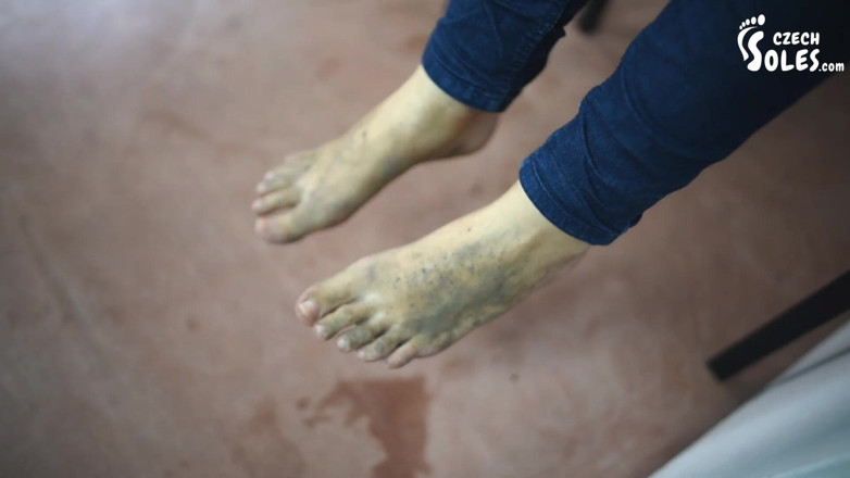 Czech Soles - foot fetish content: Sofies füße sind so schmutzig, barfuß zu gehen