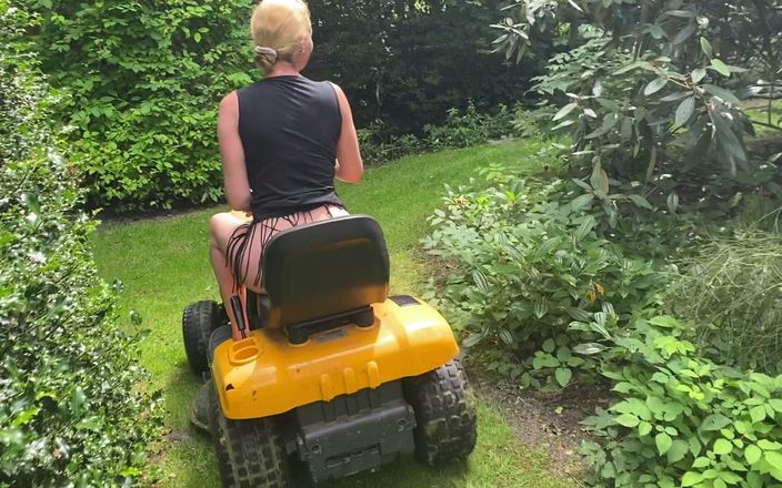 SluttyShanna: Сквірт на газоні, ви повинні побачити цю збуджену мамку