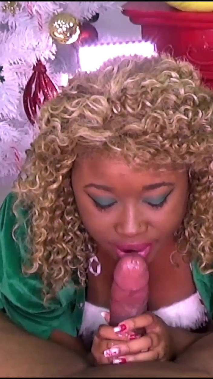 Super Hot Films: Newbie Nina Rivera thổi kèn giáng sinh đầu tiên của cô ấy