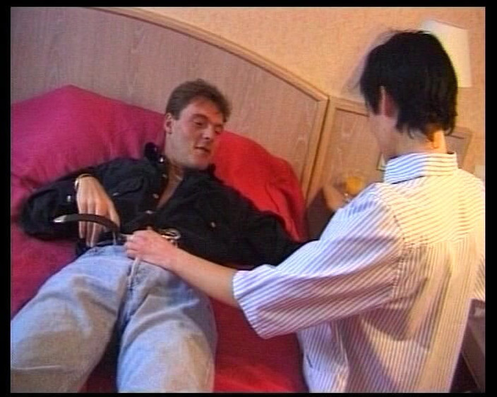 Under German Roofs: Немецкие киски шлюхи не ждут, чтобы в нее проникли до рукояти 15