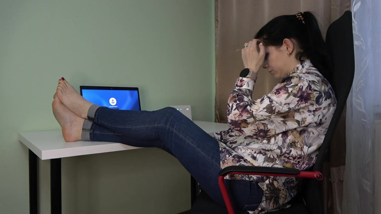 Anna Sky: Caliente milf Anna muestra los pies