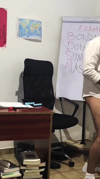Profesoara a biciuit și a futut o studentă minionă pentru ca ea să treacă examenul