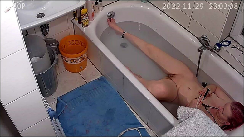 KittieNoOne: Chycen ve vaně (část 2)