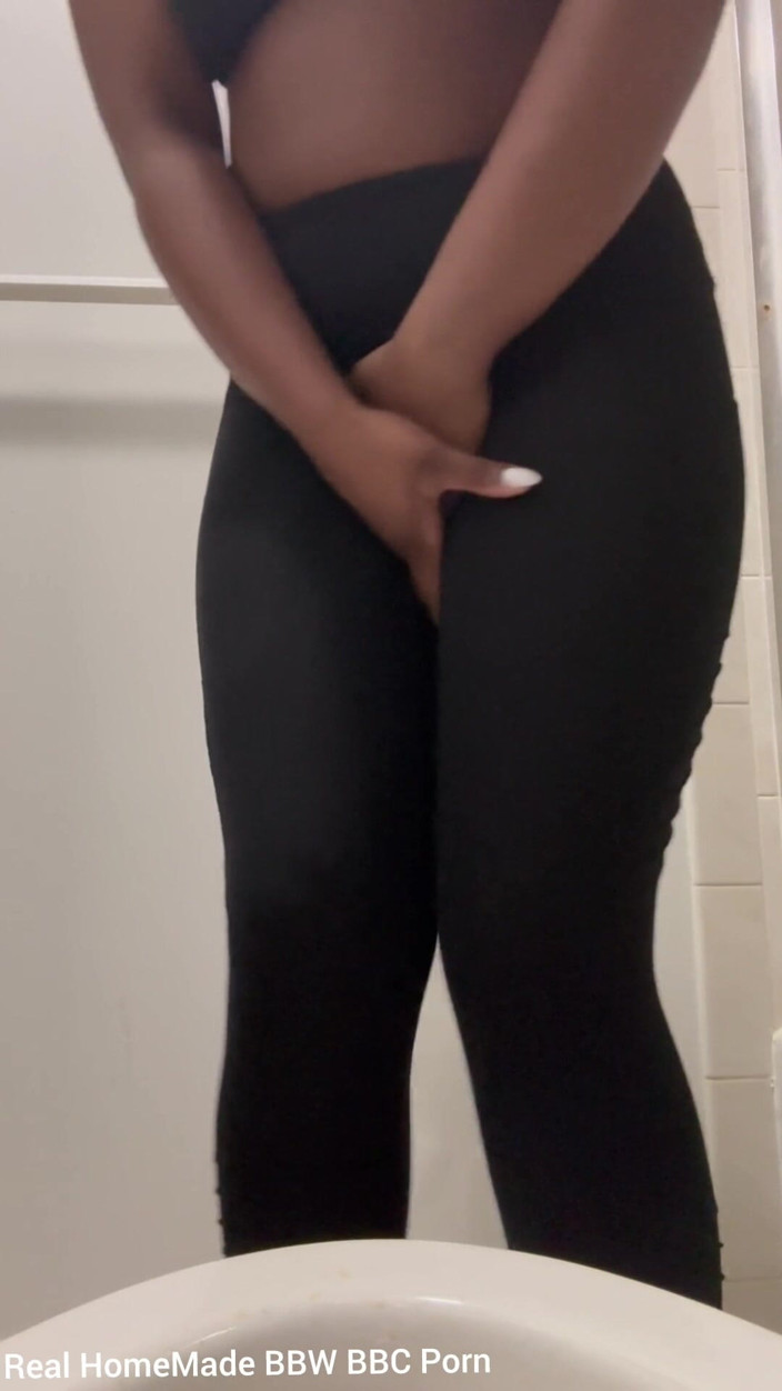 Super sexy ebony cuties: 绝望的女郎在厕所里割腿第一人称视角撒尿
