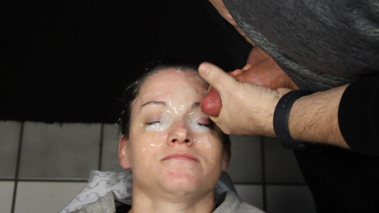 Dirty Dees: Je vzadu a její obličej je pokryt velkým množstvím ořechů