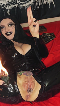 Muslimische Hexe Lässt Dich Auf Deinen Glauben Verzichten Und Satan Verehren, Damit Du Sie in Den Arsch Ficken Kannst.