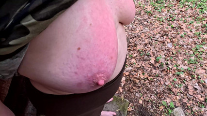 Bouncy Tits Action: Barfota och hängande bröst smäll