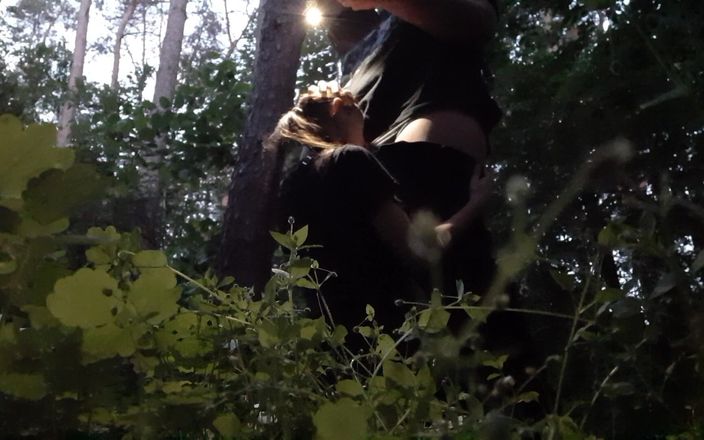 Lesbian-illusion: Šukám svou nevlastní sestru do pusy v lese, aby nás...