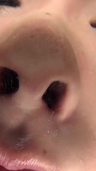 Misaki Yumeno em uma sala de aula vazia pov seu nariz no vidro, seu perfume é o teste.