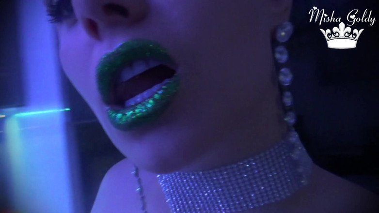 Goddess Misha Goldy: Kom hard klaar op mijn groene glinsterende lippen