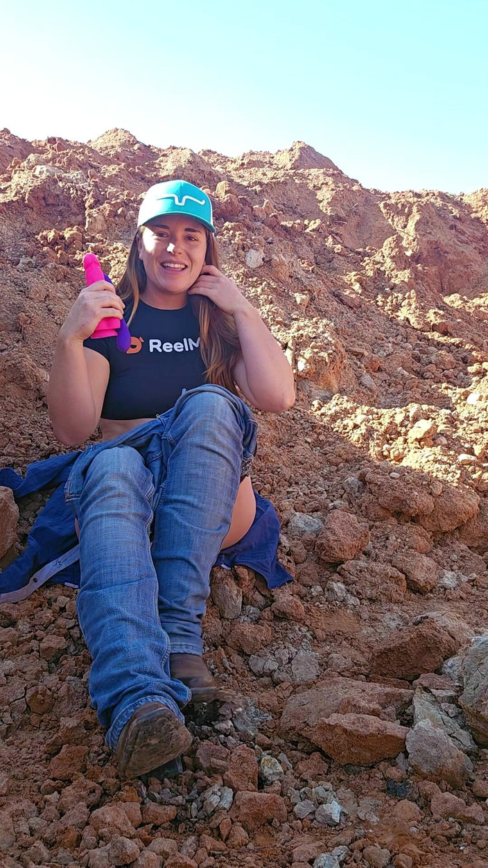 NaughtyRedFarmgirl: Kızıl saçlı götünü sikiyor ve amcığı her yere fışkırtıyor