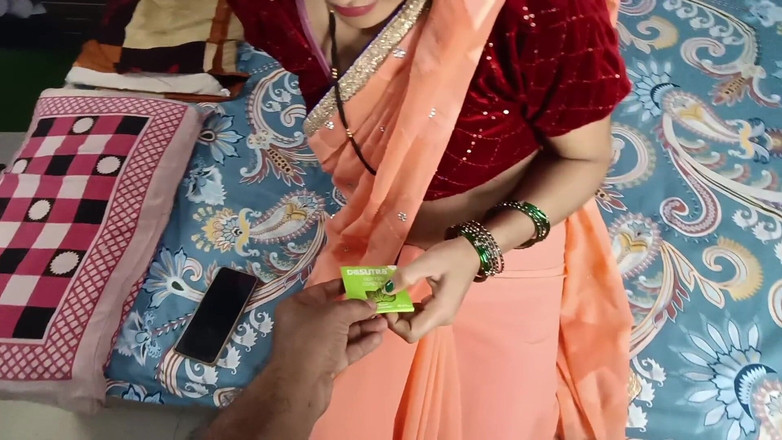 Pyaripooja22: Il marito tharki mette un preservativo nella mano di sua...