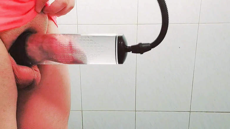 Kitty_Cross: Hravá trans kráska ukazuje holá ramena při svíčkách