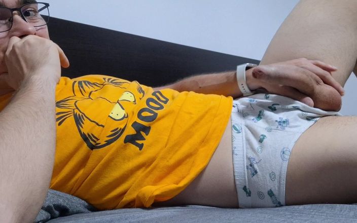 The college boy: 義父を待っている間、ベッドでオナニーするムラムラした男子大生