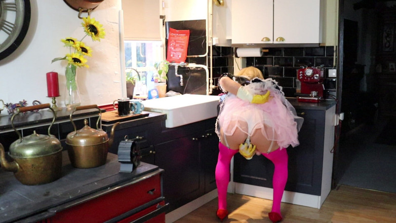Sissy Dee Dee: Sissy Dee Should Be Washing, but She Is Enjoying the...