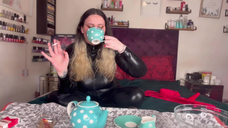 MissFFW: Господиня ffw п'є чай, поки не рветься до сечі