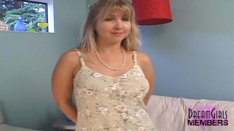 Dream Girls: Meeting PAWG MILF Sydney