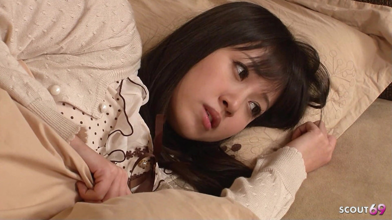 Asian porn collection: 무수정 JAV 금기 섹스에 나이 든 남자를 유혹하는 겸둥이 일본 의붓 딸