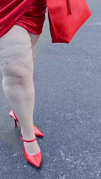 Wanita cantik berjalan di luar ruangan di tempat parkir memamerkan diri untuk orang asing