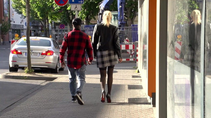 German Full Movies: 性感治疗师与客户发生关系，并展示如何操作