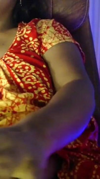 Ateşli seksi kız göğüsleri meme ucu gösterisi dildo seks oyuncağı gösterisi.