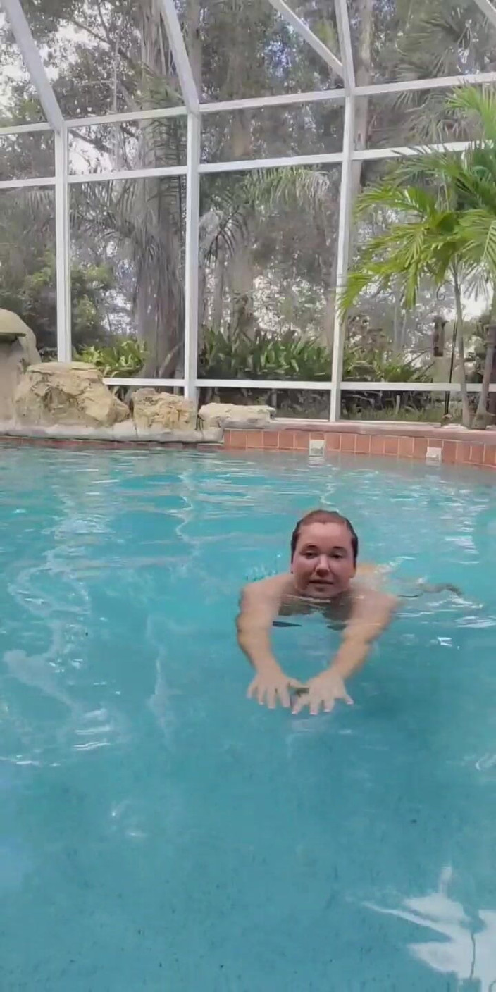 Annabelle Rogers: 裸体泳池游泳