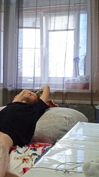 Vizinho ordenha pau e depois faz um boquete profundo antes da gozada