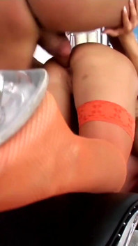 Helenas dicker arsch dominiert Lauros sehnsüchte mit anal und schluckt ihr sperma