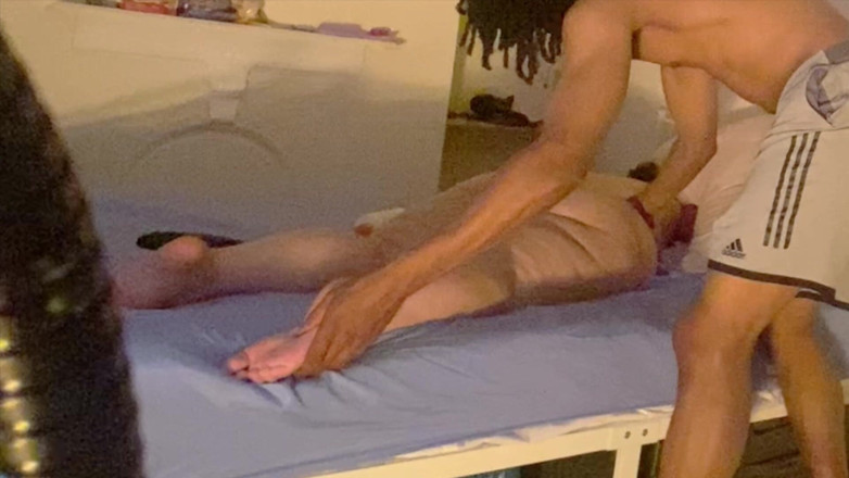 Daddykane: Milf caliente recibe masaje con aceite en la cama. Toro...