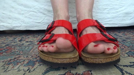 Lady Victoria Valente: 발 페티쉬 - 빨간 페이턴트 가죽 Birkis Birkenstock 2부에서 내 발발을 흔들다