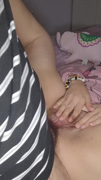 継母は中で射精するための大きな毛深い膣を持っています