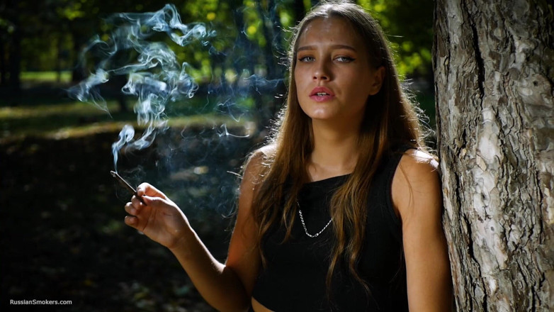 Russian Smokers: Sexy ruská holka kouří cigarety indoor studio