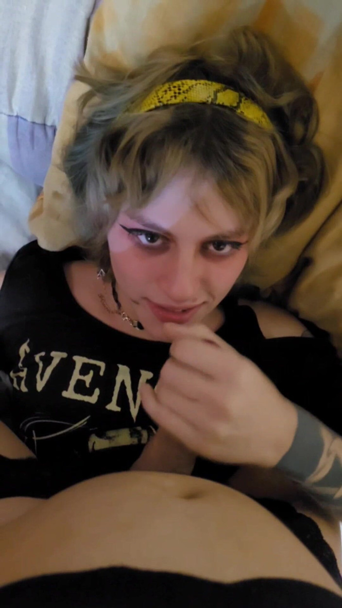 AcidSuccubus: Ди-джей пригласил меня в ее дом после рейва послушать ее винилы, но вместо этого она трахнула меня.