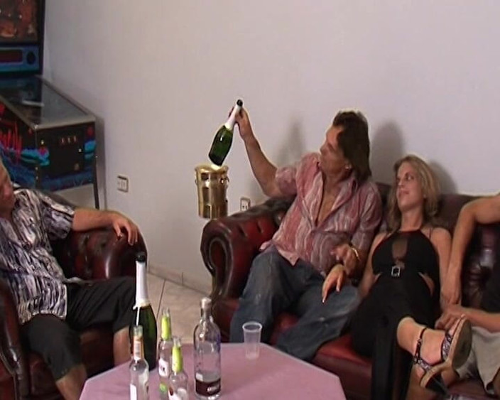 PURZEL HOT Clips: Azgın kızlarla ilk kez üçlü sikiş derin ve ıslak sikiş ve boşalma...