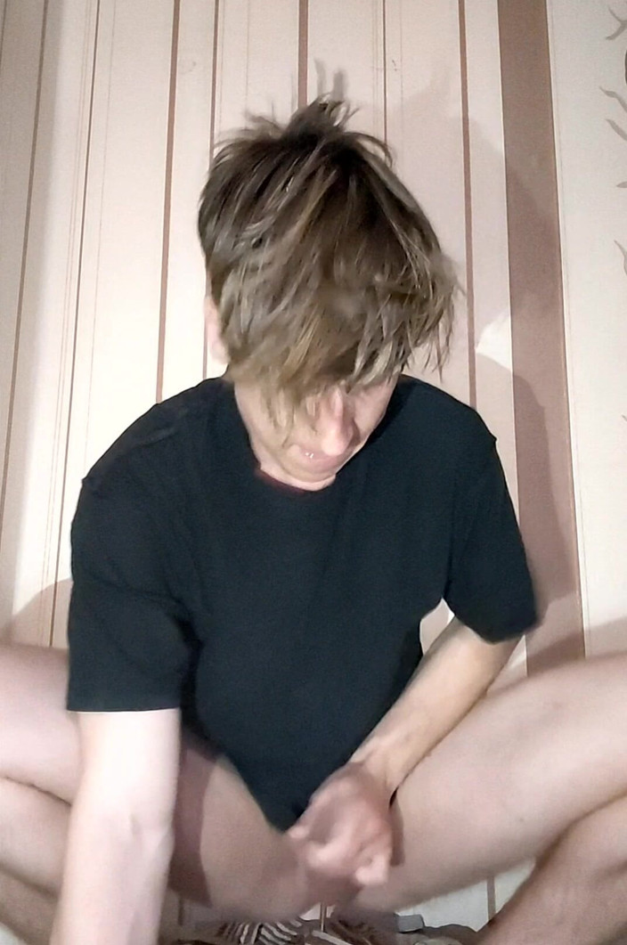 Juliaporno3: Atraktivní Twink intenzivní anální skákání v análním orgasmu a sperma...